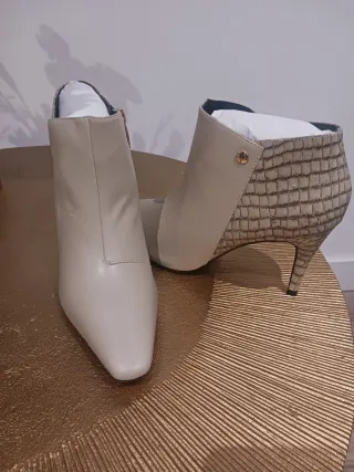 Botines bajos beige con detalle de piel