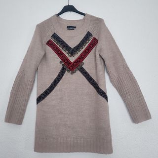 Jersey beige con detalles rojos