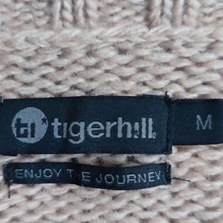 Jersey beige con detalles rojos