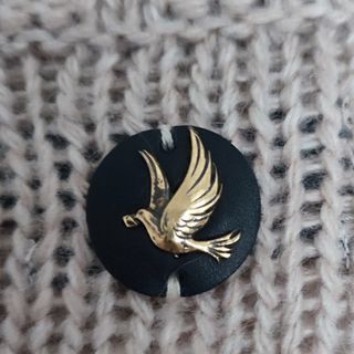 Jersey beige con detalles rojos