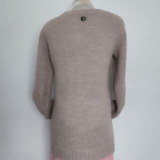 Jersey beige con detalles rojos