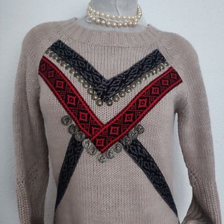 Jersey beige con detalles rojos