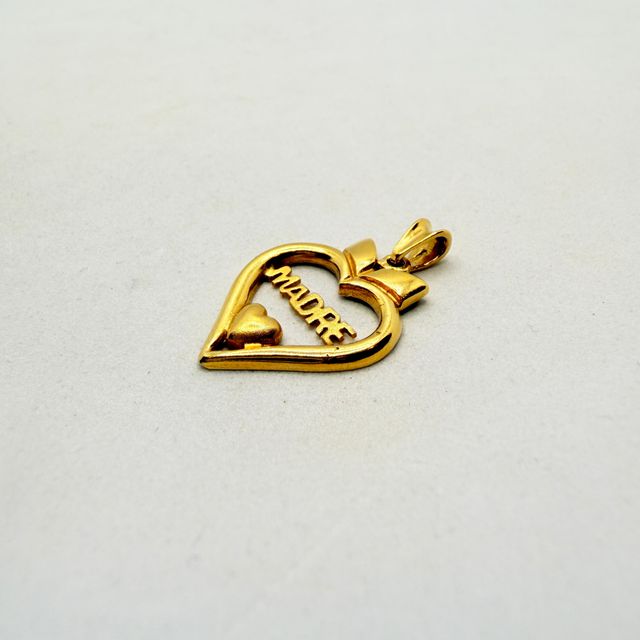 Colgante Madre de oro de 18k, 2.45 g.