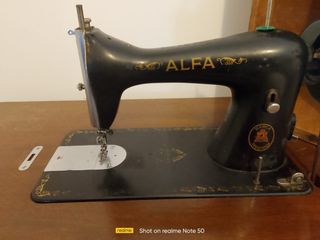 Máquina de coser Alfa antigua