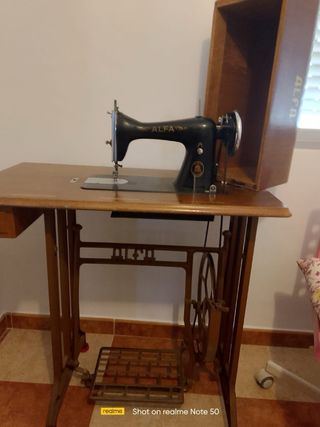 Máquina de coser Alfa antigua