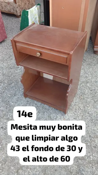 Mesita de noche de madera
