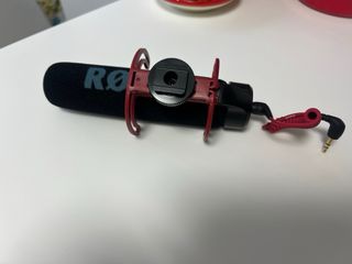 Micrófono Rode con antiviento