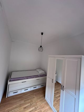 Cama nido y armario blanco