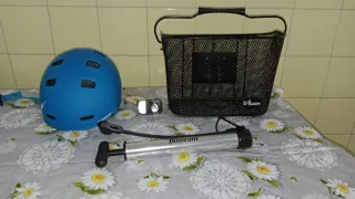 Bicicleta infantil azul con casco
