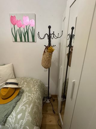 Perchero de pie metal y mimbre