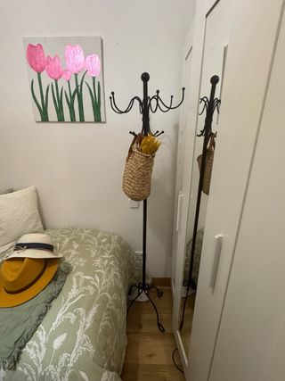 Perchero de pie metal y mimbre