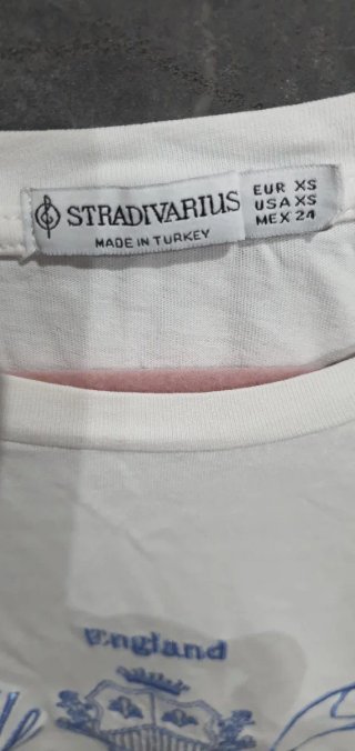 Camiseta Stradivarius bordada XS