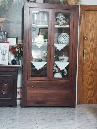 Vitrina de madera con puertas de cristal