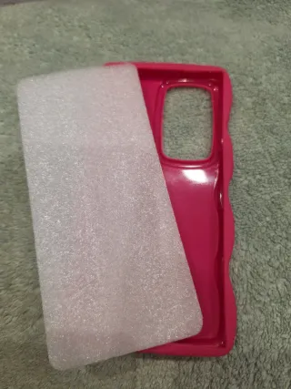 Funda móvil rosa ondulada
