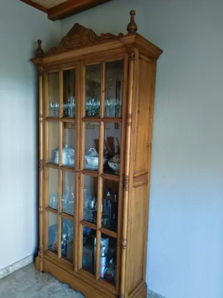 Vitrina de madera y cristal