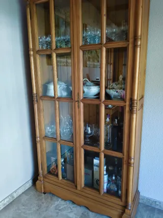 Vitrina de madera y cristal