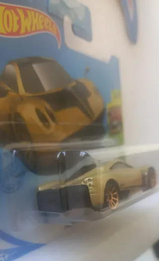 Hot Wheels Pagani Huayra Dourado