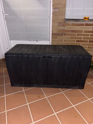 Baúl exterior de plástico negro