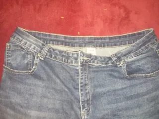 Jeans azules con bordado étnico
