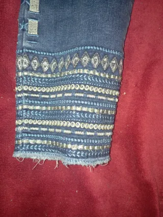 Jeans azules con bordado étnico