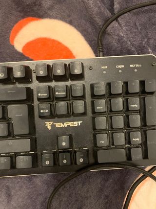 Teclado Gaming Tempest con Luces RGB