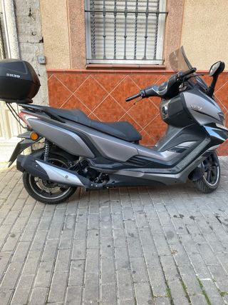 Maxi Scooter Negra/Gris Automática