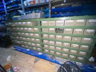 Estantería metálica con cajonera