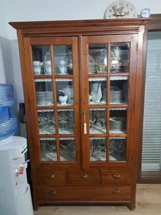 Vitrina de madera maciza con puertas de cristal