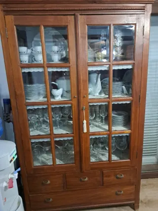 Vitrina de madera maciza con puertas de cristal