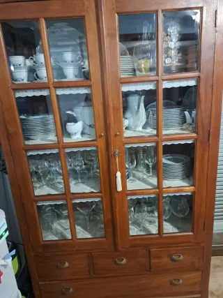 Vitrina de madera maciza con puertas de cristal