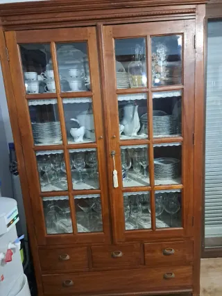 Vitrina de madera maciza con puertas de cristal