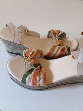 Sandalias cuña multicolor