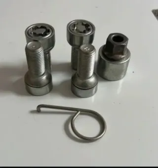 Se vende tornillos antirrobo VW GOLF MK7 AUDI SEAT