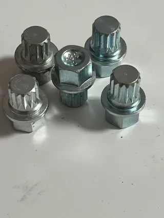 Se vende tornillos antirrobo VW GOLF MK7 AUDI SEAT
