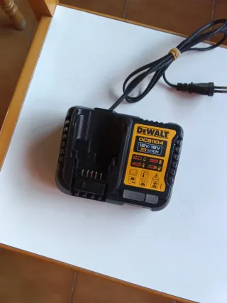 CARGADOR DEWALT DCB1104