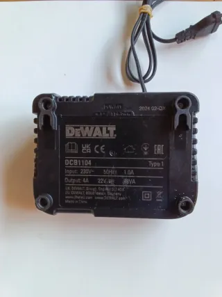 CARGADOR DEWALT DCB1104
