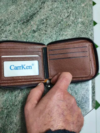 Cartera Carr Ken Marrón con detalles multicolor