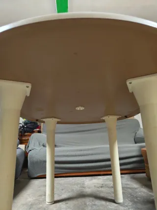 Mesa redonda de jardín blanca