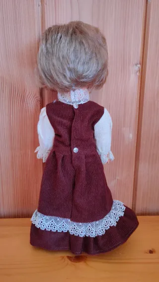 Muñeca vintage con vestido marrón y encaje