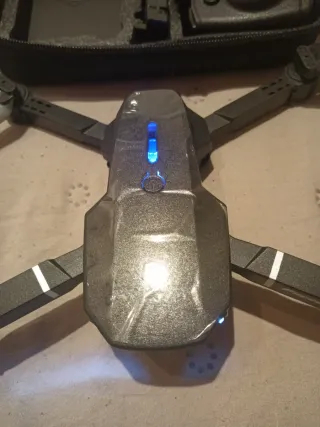 Dron Negro con Luces Azules