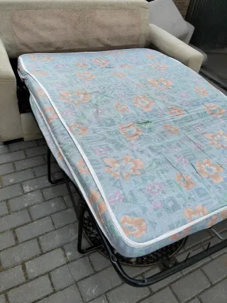 Sofá cama beige y gris de tela