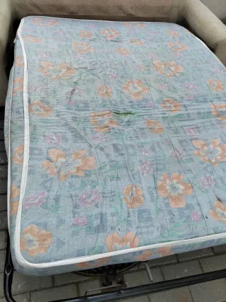 Sofá cama beige y gris de tela