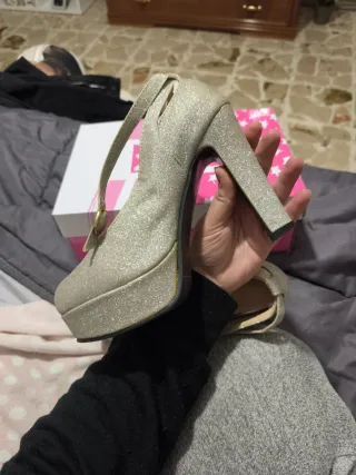 Décolleté argento glitter con tacco