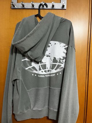 Sudadera gris con estampado de globo
