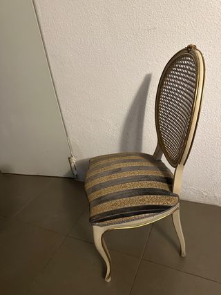 Silla antigua de madera y ratán