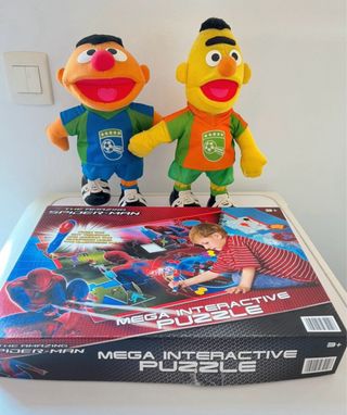 Muñecos Epi y Blas + Puzzle Spiderman