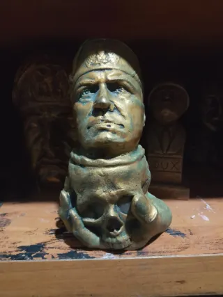Busto militare in gesso colorato a mano