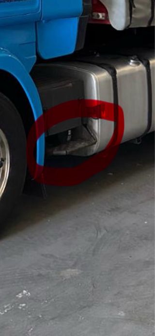 Estribo Scania modelo R. Com baterias laterales.