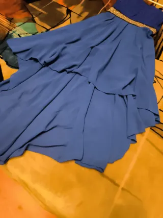 Vestido azul con detalles dorados