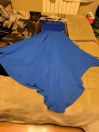 Vestido azul con detalles dorados